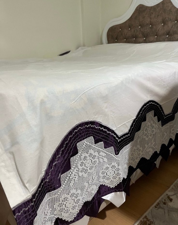 Mor İşlemeli Yatak Örtüsü - Görsel 4