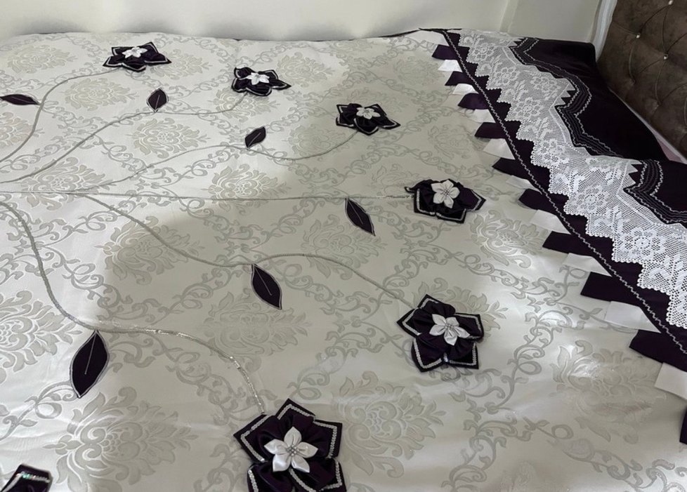 Mor İşlemeli Yatak Örtüsü - Görsel 3