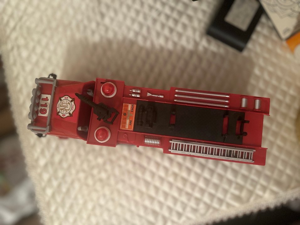 Kırmızı Oyuncak İtfaiye Aracı - Görsel 3