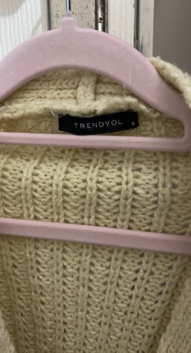 Beyaz V Yakalı Örgü Hırka - Görsel 2