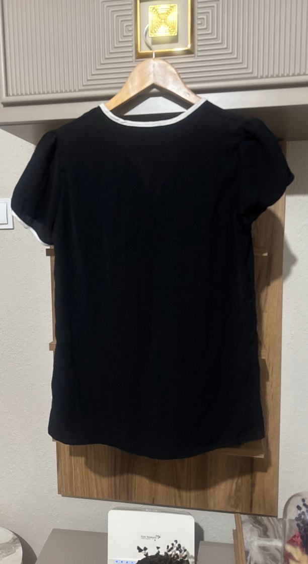 Düğmeli Siyah V Yaka Kadın Bluz - Görsel 2