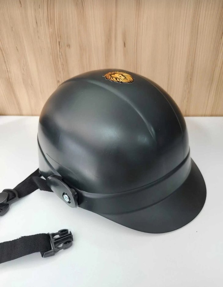 Siyah Baskılı Tokalı Motosiklet Kaskı - Görsel 3