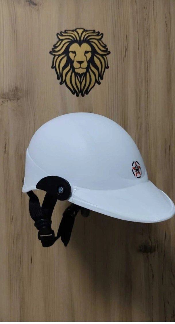 Beyaz Minimalist Motosiklet Kaskı - Görsel 2