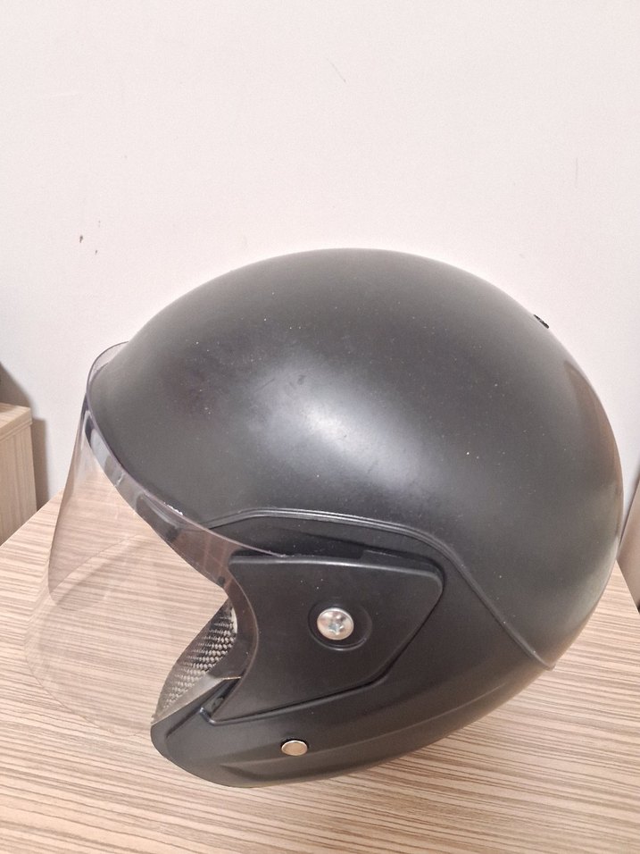 Parlak Siyah Minimalist Motosiklet Kaskı - Görsel 5