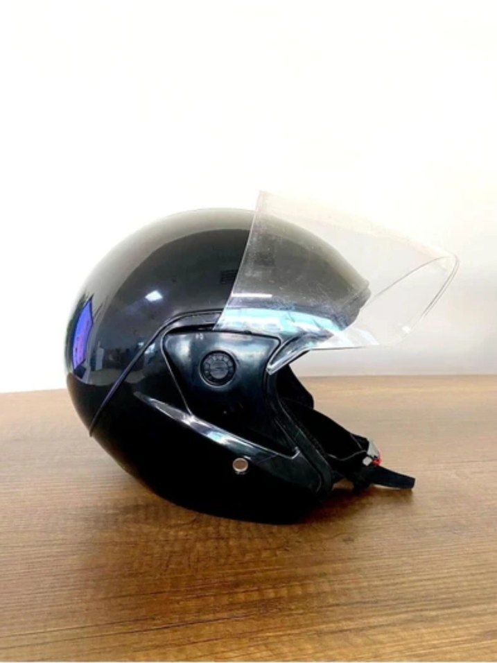 Parlak Siyah Minimalist Motosiklet Kaskı - Görsel 3