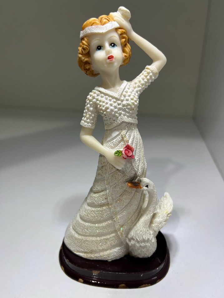 Beyaz Kadın ve Kuğu Biblo - Görsel 5