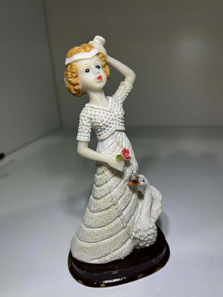 Beyaz Kadın ve Kuğu Biblo - Görsel 3