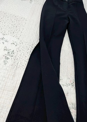 Bacak kesik Detaylı Siyah Kumaş Pantolon - Görsel 2