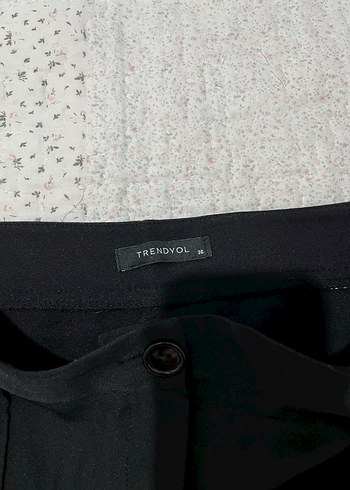 Bacak kesik Detaylı Siyah Kumaş Pantolon - Görsel 3