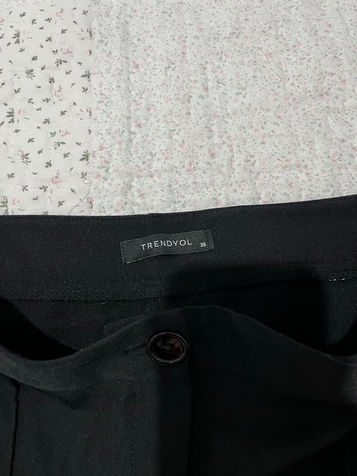 Bacak kesik Detaylı Siyah Kumaş Pantolon - Görsel 3