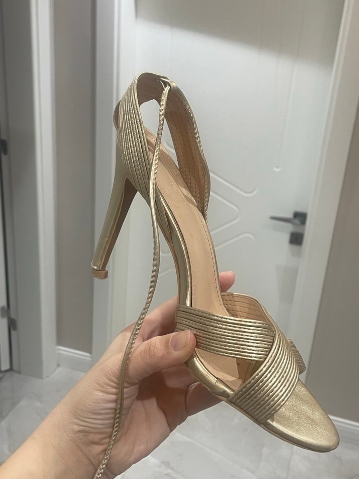 Altın Renkli Pilili Stiletto Topuklu Kadın Ayakkabı - Görsel 4