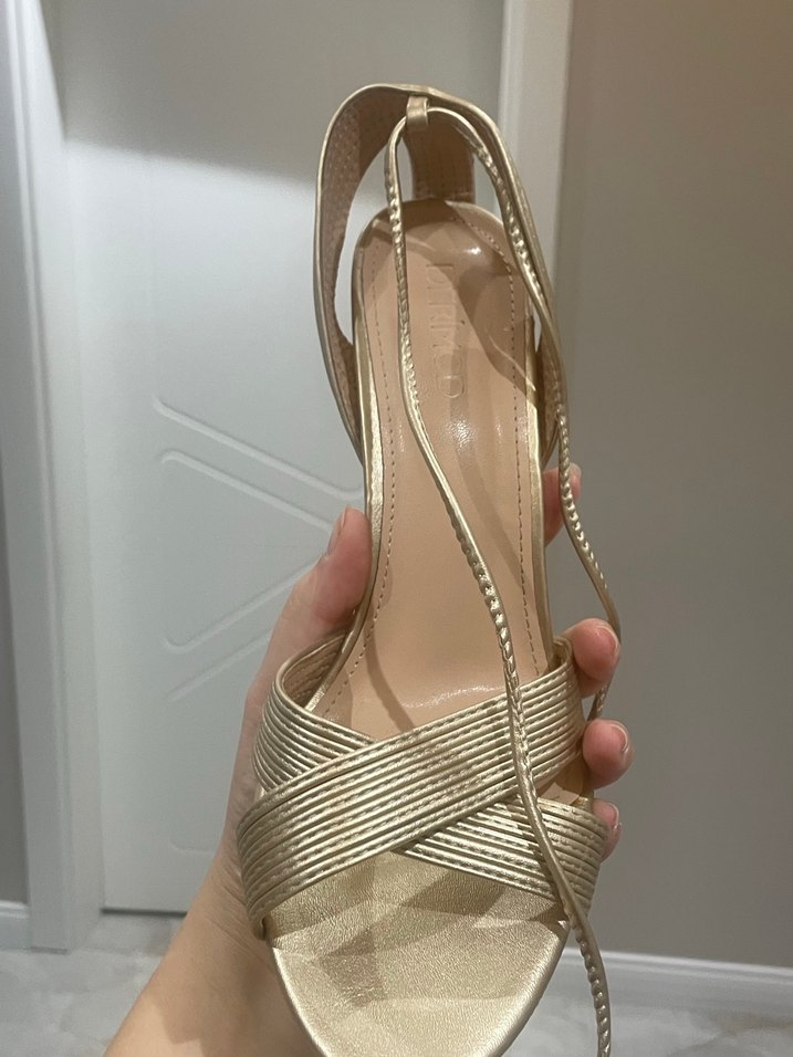 Altın Renkli Pilili Stiletto Topuklu Kadın Ayakkabı - Görsel 3