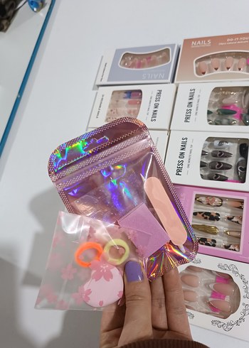 Çok Renkli 24 Parça Yeniden Kullanılabilir Takma Tırnak - Görsel 2