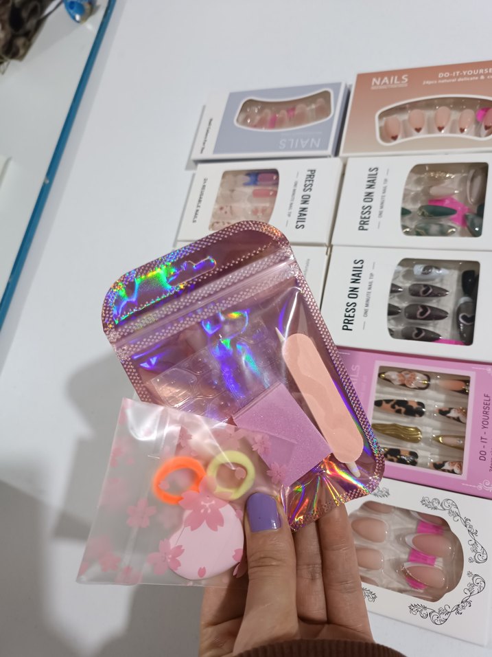 Çok Renkli 24 Parça Yeniden Kullanılabilir Takma Tırnak - Görsel 2