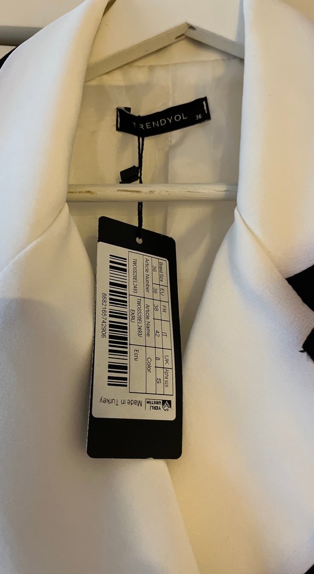 Kemerli Beyaz Kadın elbise  Siyah Detaylı - Görsel 2