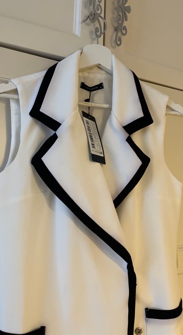 Kemerli Beyaz Kadın elbise  Siyah Detaylı - Görsel 4