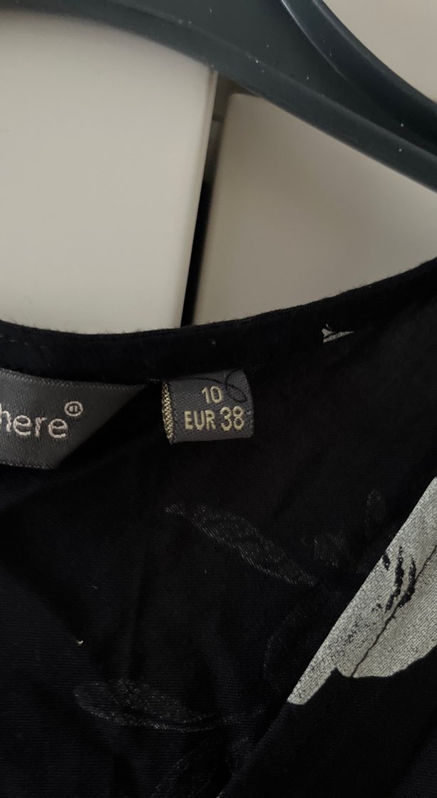 V yaka siyah gri desenli midi elbise - Görsel 2