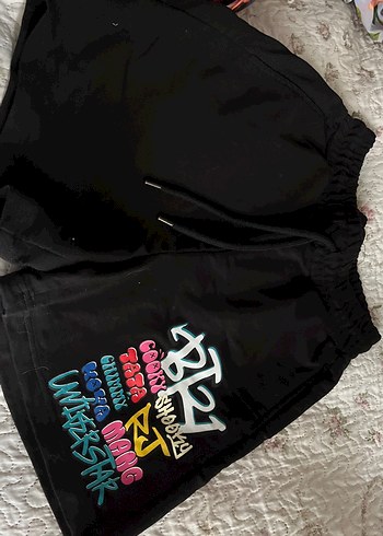 Siyah Baskılı Rahat Kesim Mini Şort - Görsel 3