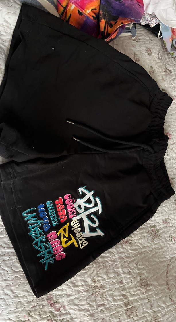 Siyah Baskılı Rahat Kesim Mini Şort - Görsel 3