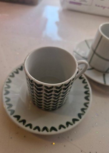 Gri ve Yeşil Desenli Seramik Fincan ve Tabak - Görsel 3