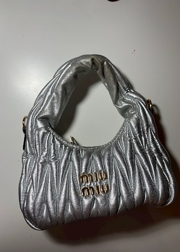 Miu Miu Gumus Metalik Mini Omuz Cantasi