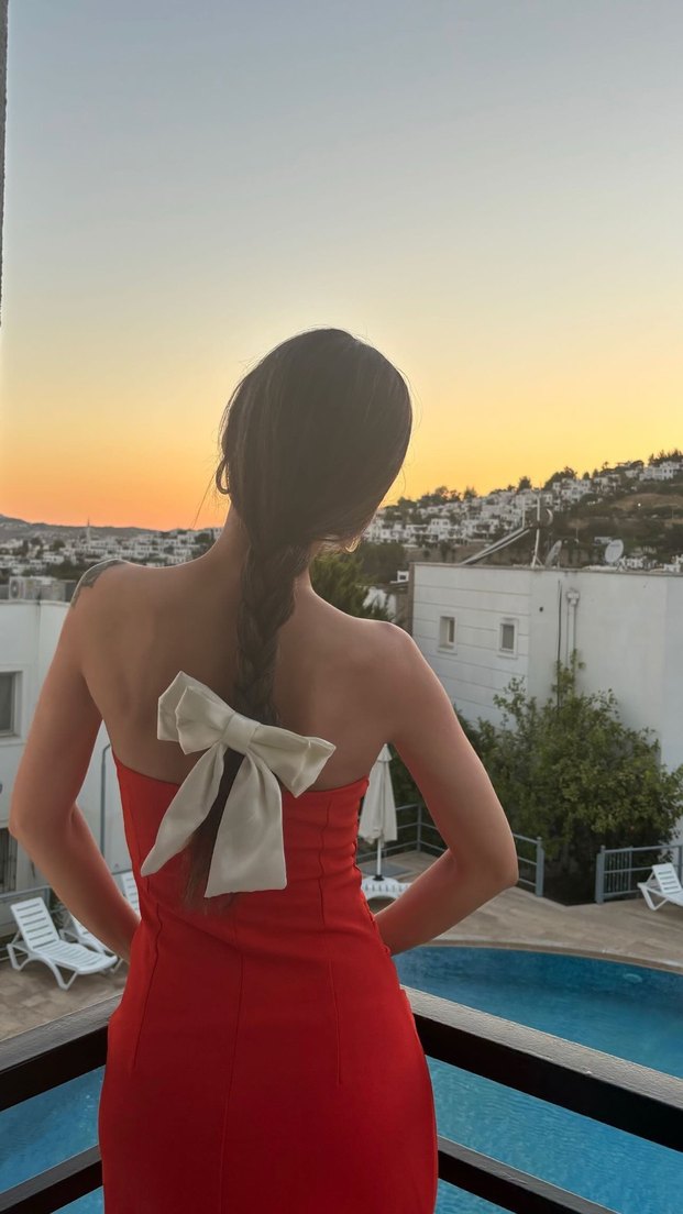 Kırmızı Drapeli Uzun Straplez Elbise - Görsel 2