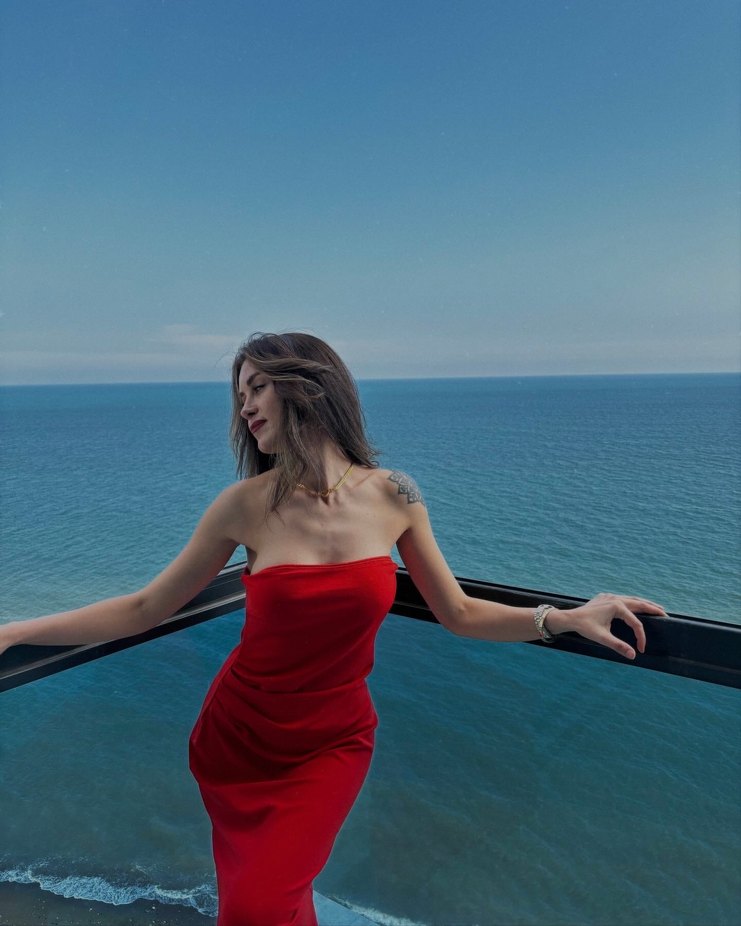 Kırmızı Drapeli Uzun Straplez Elbise - Görsel 3