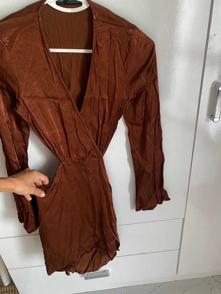 Uzun Kollu V Yakalı Kahverengi saten Mini Elbise - Görsel 2