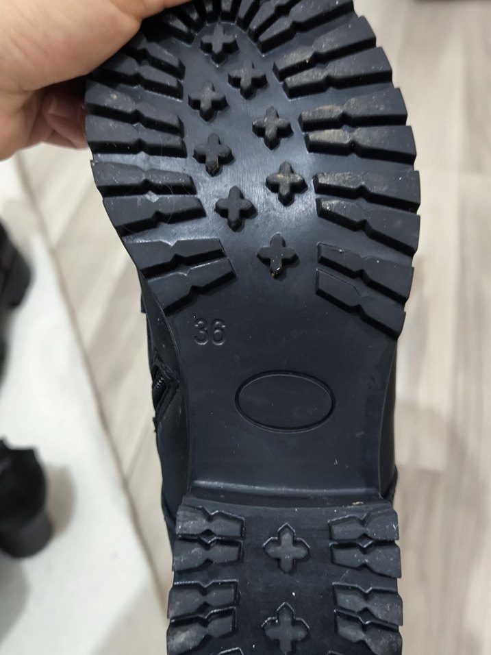 Siyah Deri Punk Tarzı Kadın Botları - Görsel 4