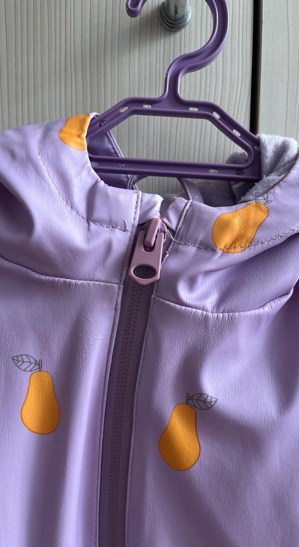 Mor Düğmeli Kız Yağmurluk - Görsel 3