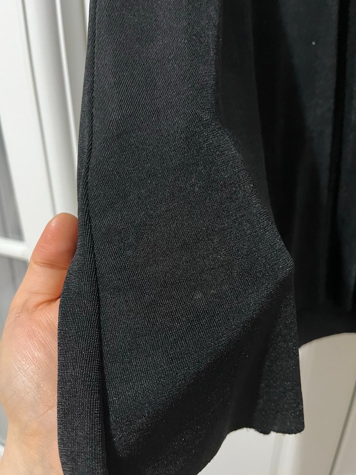 Uzun Kollu Siyah V Yakalı Pilili elbise - Görsel 3