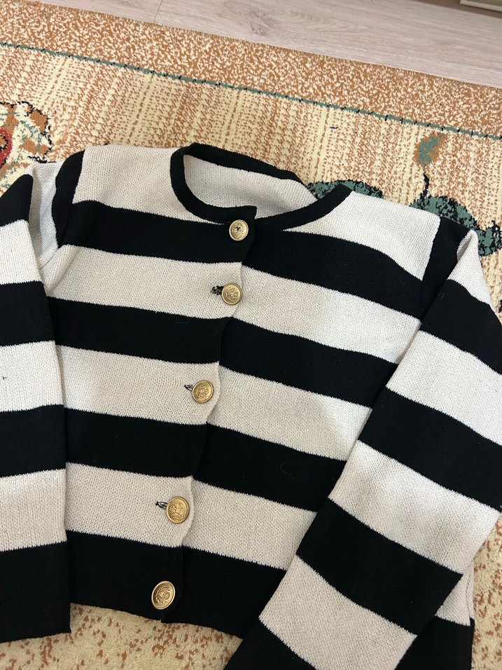 Düğmeli Siyah Beyaz Çizgili Kadın Hırka - Görsel 3
