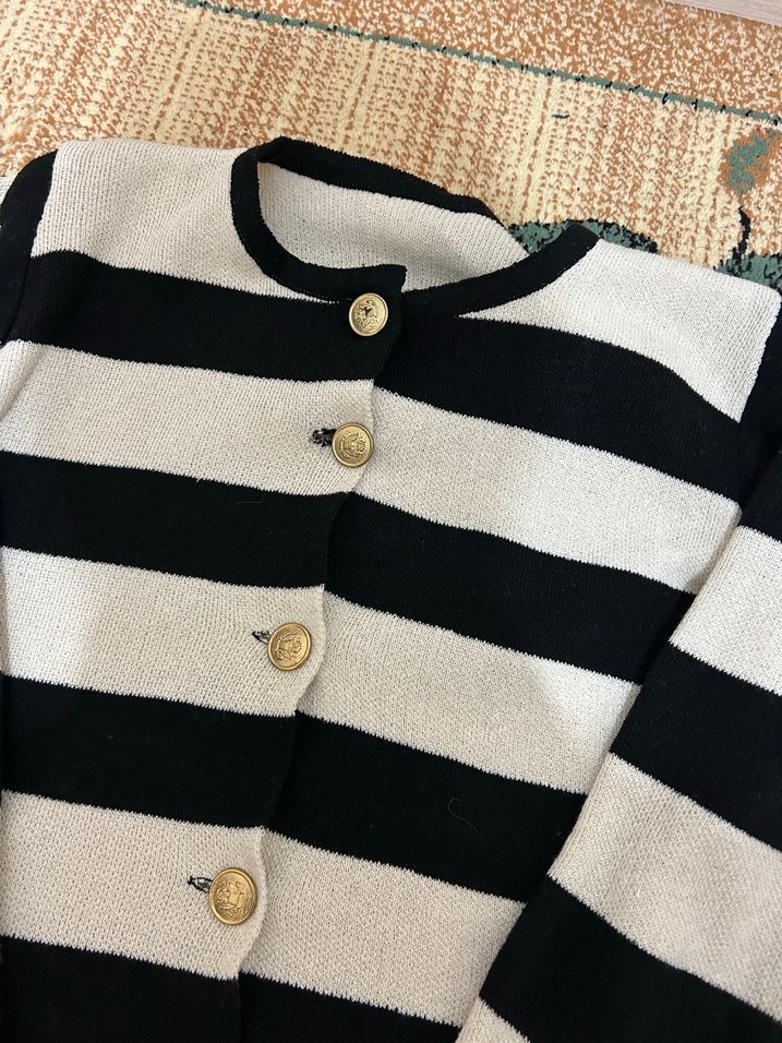 Düğmeli Siyah Beyaz Çizgili Kadın Hırka - Görsel 2
