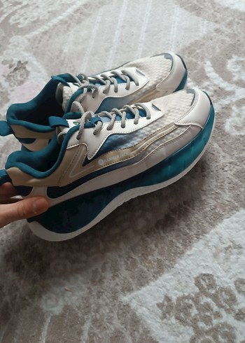 bej koyuyeşil tonda spor şık açık renk kotlarla güzel kombi olur - Görsel 4