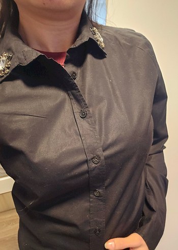 Parlak Siyah Kadın Fabrika marka yakası işlemeli Gömlek - Görsel 2