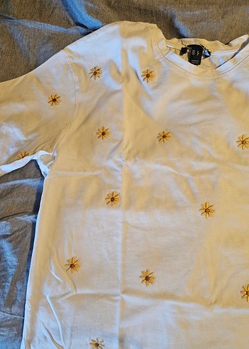 papatya nakışlı beyaz Tişört - Görsel 3