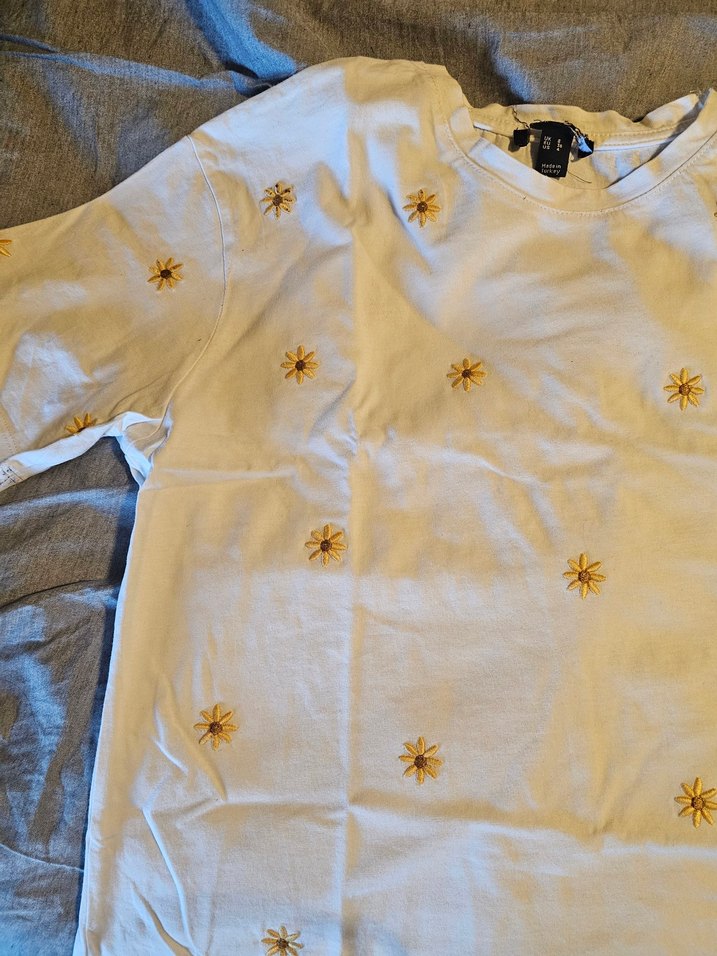 papatya nakışlı beyaz Tişört - Görsel 3