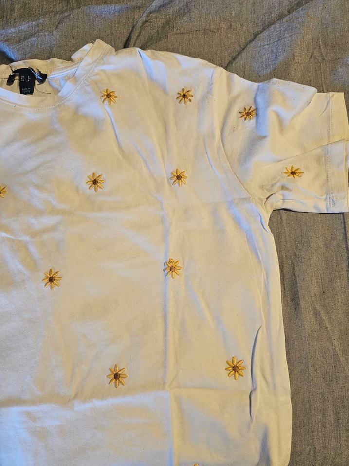 papatya nakışlı beyaz Tişört - Görsel 2