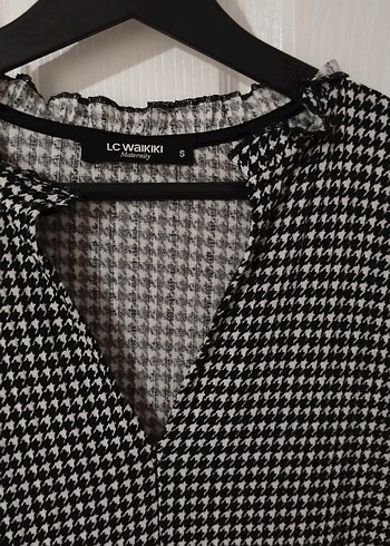 LC Waikiki Siyah Kareli V Yaka Hamile Elbisesi - Görsel 3