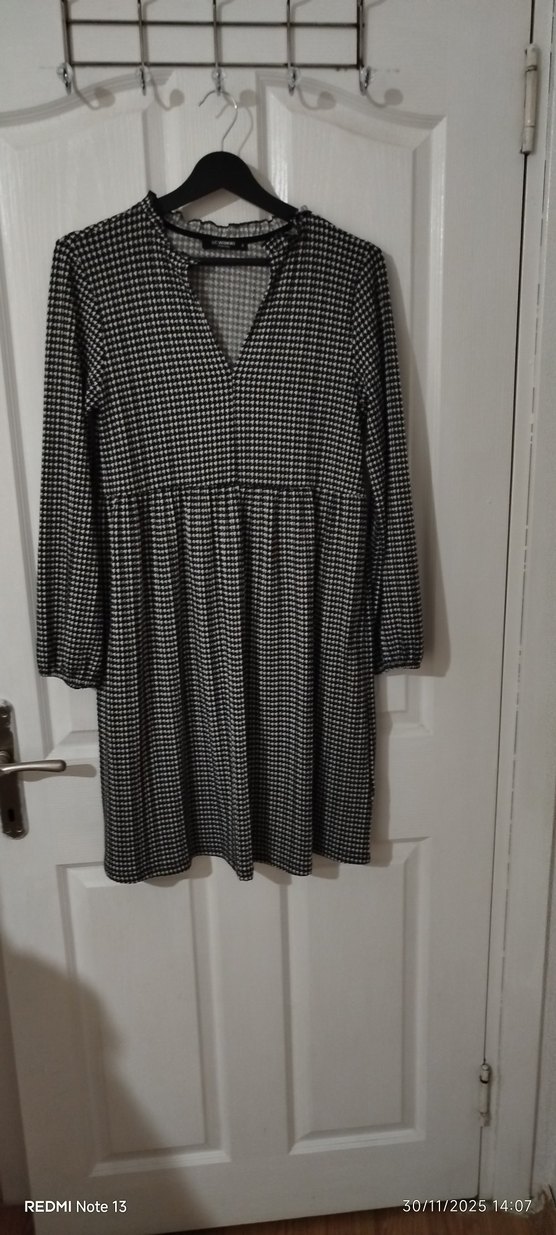 LC Waikiki Siyah Kareli V Yaka Hamile Elbisesi - Görsel 2