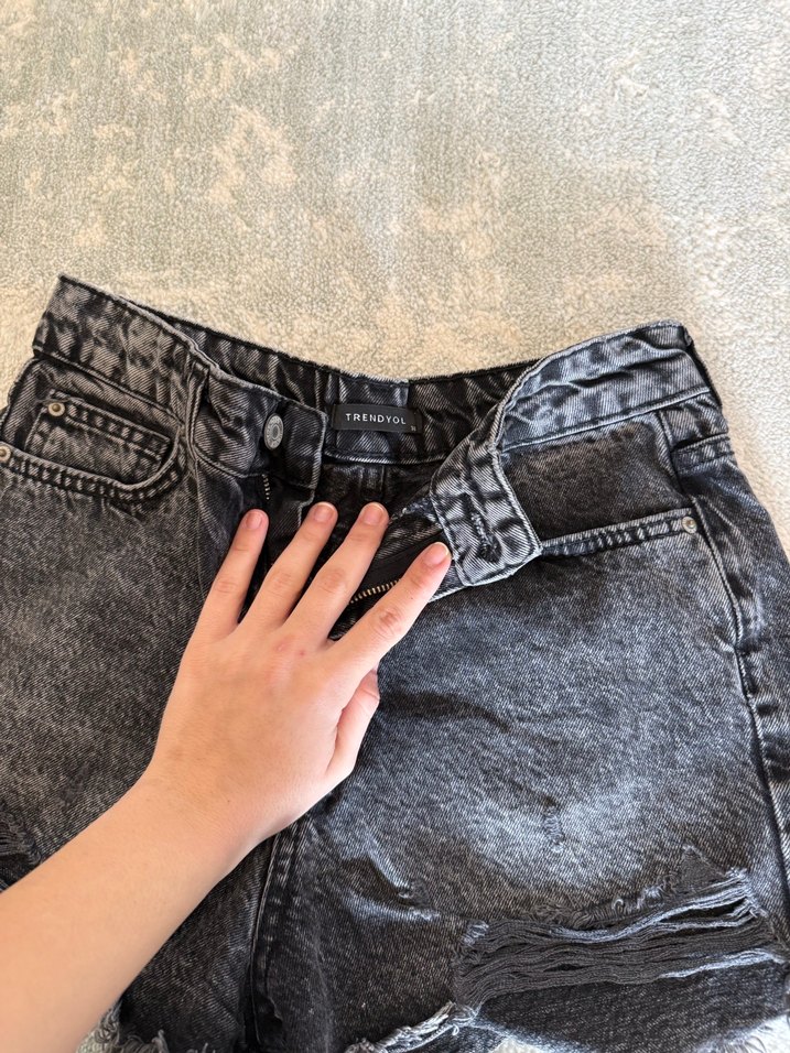 Gri Yıkamalı Bol Kesim Mini Kot Şort - Görsel 2