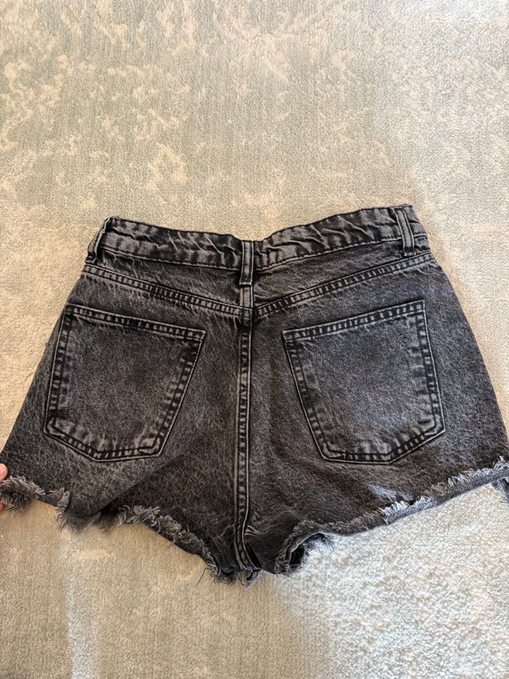 Gri Yıkamalı Bol Kesim Mini Kot Şort - Görsel 3