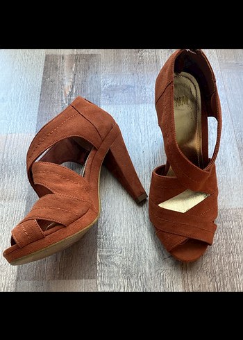 Kahverengi Süet Dolgu Topuklu Kadın Ayakkabı - Görsel 3