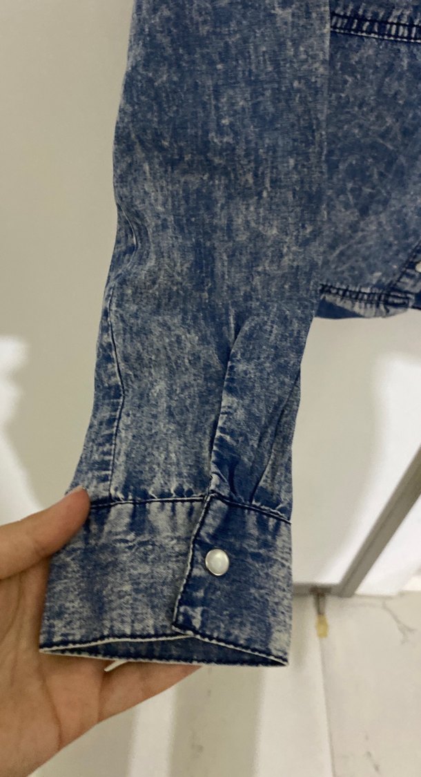Düğmeli Mavi Denim Kadın Gömlek - Görsel 5