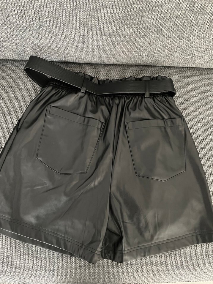 Siyah Deri Kemerli Mini Şort - Görsel 3