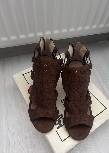 Kahverengi Süet Tokalı Blok Topuklu Sandalet - Görsel 6