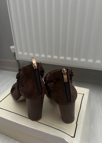 Kahverengi Süet Tokalı Blok Topuklu Sandalet - Görsel 4