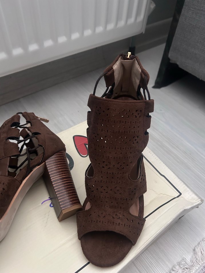 Kahverengi Süet Tokalı Blok Topuklu Sandalet - Görsel 5