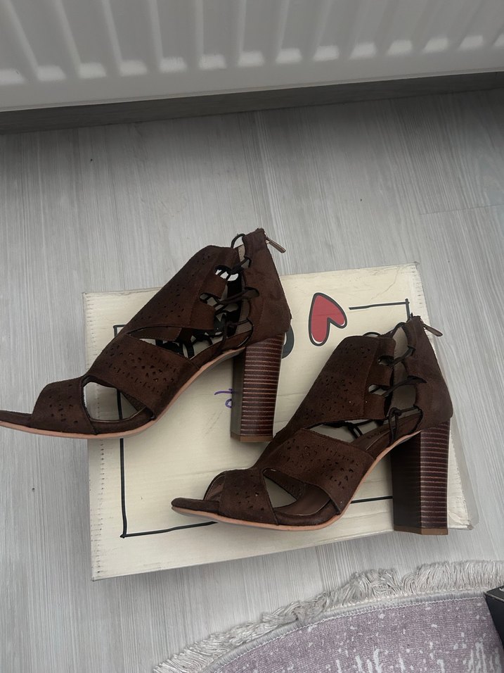 Kahverengi Süet Tokalı Blok Topuklu Sandalet - Görsel 2