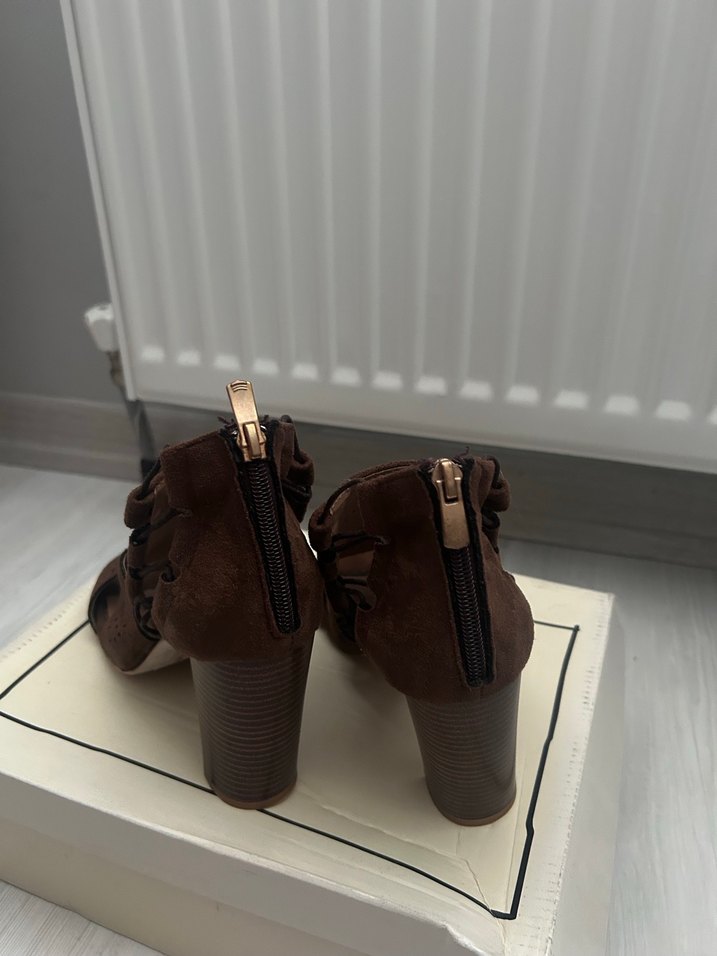 Kahverengi Süet Tokalı Blok Topuklu Sandalet - Görsel 4